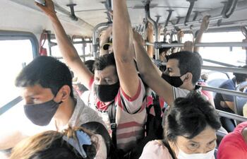 Pasajeros viajan en buses expuestos al contagio del covid-19, en plena alerta sanitaria.