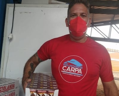 Rolando Perdon Schembori trabajó sin descanso en las carpas de covid repartiendo alimentos y dando apoyo a miles de personas afligidas por el covid.