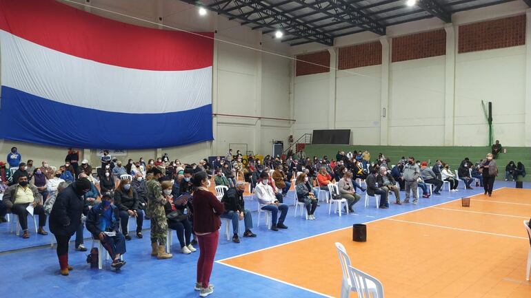 Los adultos mayores nacidos en 1966 que ya fueron inmunizados y están en el período de observación posinoculación.