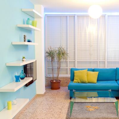 Colores claros y alegres.