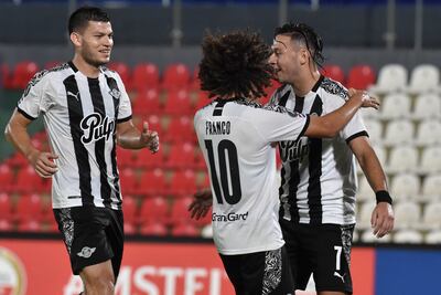Sebastián Ferreira (d) anotó los goles de Libertad
