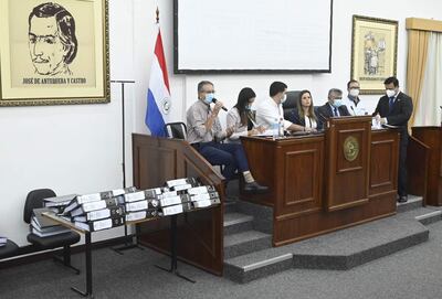La firma del libelo acusatorio  se realizó en el Salón Comuneros de la Cámara de Diputados, Celso Kennedy (PLRA- "C"), Jazmín Narváez (ANR-oficialista), Sebastian Villarejo (PQ), Kattya González (PEN), Jorge Avalos Mariño (PLRA- "D"_), Tito Ibarrola (Hagamos) y Antonio Salyn Buzarquis (PLRA- "A")