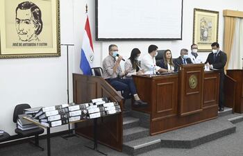 La firma del libelo acusatorio se realizó en el Salón Comuneros de la Cámara de Diputados, Celso Kennedy (PLRA- "C"), Jazmín Narváez (ANR-oficialista), Sebastian Villarejo (PQ), Kattya González (PEN), Jorge Avalos Mariño (PLRA- "D"_), Tito Ibarrola (Hagamos) y Antonio Salyn Buzarquis (PLRA- "A")