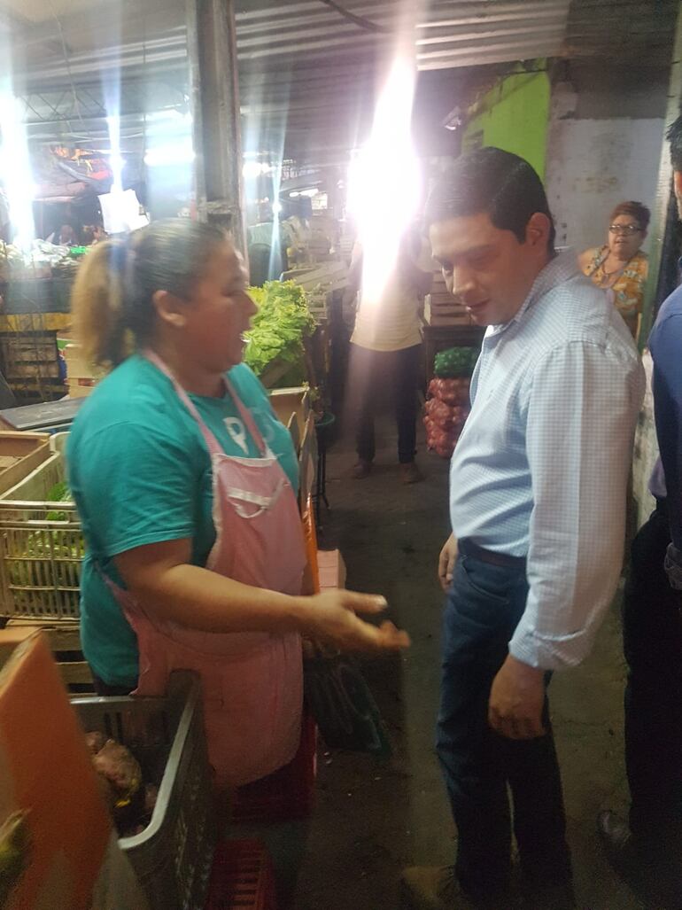 Juan Villalba, nuevo director del Mercado 4, conversando hoy con una permisionaria.