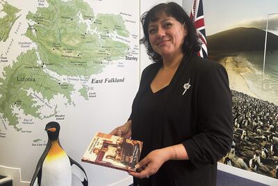 "Nuestros rollos de salchicha son muy diferentes de los ingleses: los hacemos con carne picada de cordero, cebolla y hierbas, en una masa bien consistente", dice a Efe Leona Roberts, una de los ocho miembros de la Asamblea Legislativa de las Islas Malvinas, que estos días visita el Reino Unido. Nacida en Punta Arenas (Chile) de padre chileno y madre malvinense, Roberts se ha criado en el archipiélago del Atlántico Sur -un territorio británico de ultramar cuya soberanía reclama Argentina-, en el que sus antepasados británicos se establecieron hace siete generaciones.