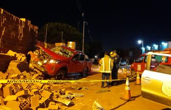 El vehículo de la víctima chocó contra ladrillos tras ser baleado.
