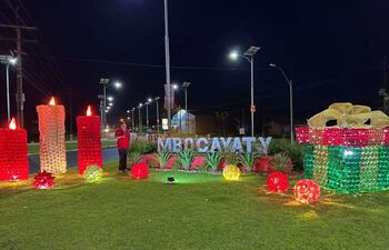 Ambientación navideña con botellas reciladas en el acceso principal a la ciudad de Mbocayaty.