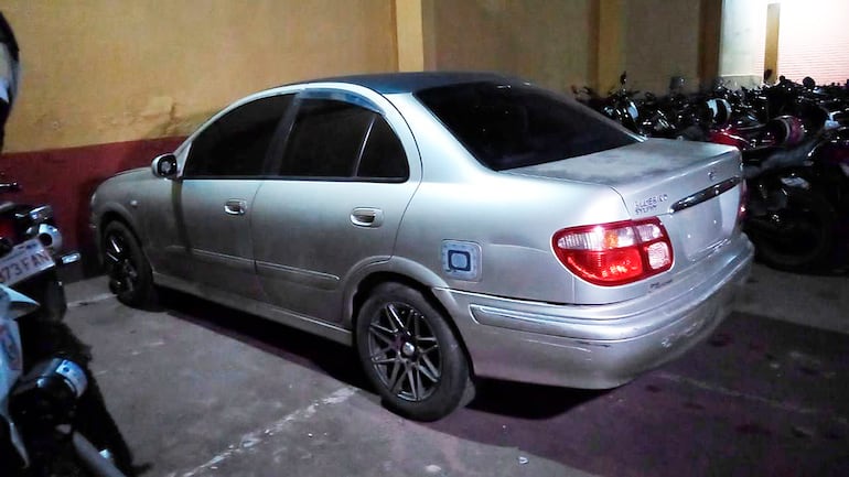 En este automóvil fueron detenidos dos de los supuestos autores del frustrado robo en comercio de San Lorenzo, tras una tenaz persecución policial. Ocurrió en febrero de 2021.