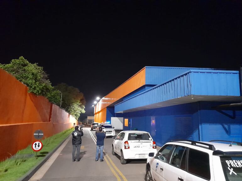 Acceso al supermercado.