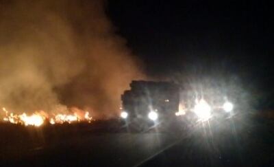 Se pide a los automovilistas circular con precaución en la zona del incendio de pastizal