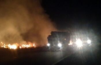 Se pide a los automovilistas circular con precaución en la zona del incendio de pastizal