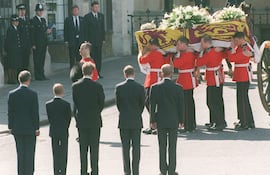 Fotografía de archivo del funeral de la princesa Diana de Gales, madre del príncipe Enrique.