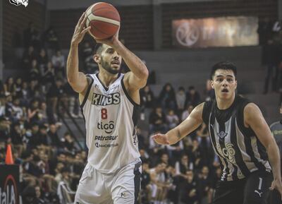 Encuentro de bases, Titi Riveros de los Kings y Jorge Martínez de Libertad, en el juego del lunes.