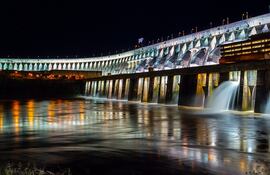Desde mañana viernes los visitantes podrán apreciar la Iluminación Monumental en la represa de Itaipú.