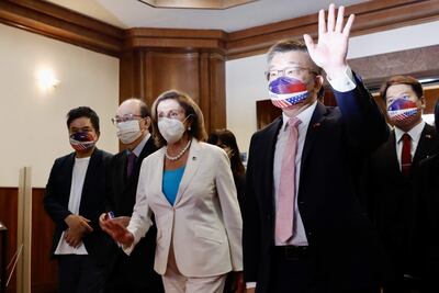 La presidenta de la Cámara de Representantes de EE. UU., Nancy Pelosi (C), llega al Yuan Legislativo para una reunión con legisladores taiwaneses en Taipei, Taiwán, el 3 de agosto de 2022. China ha emitido una advertencia, afirmando que su ejército no se quedará de brazos cruzados si la presidenta de la Cámara de Representantes de EE. UU., Nancy Pelosi visita Taiwán. Pelosi encabeza una delegación del Congreso a la región del Indo-Pacífico con una visita a Singapur, Malasia, Corea del Sur y Japón.