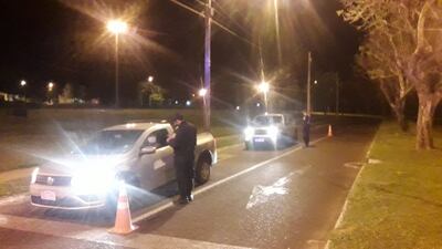 Agentes de la Policía Nacional hablan con los conductores sobre la importancia de respetar las recomendaciones sanitarias.