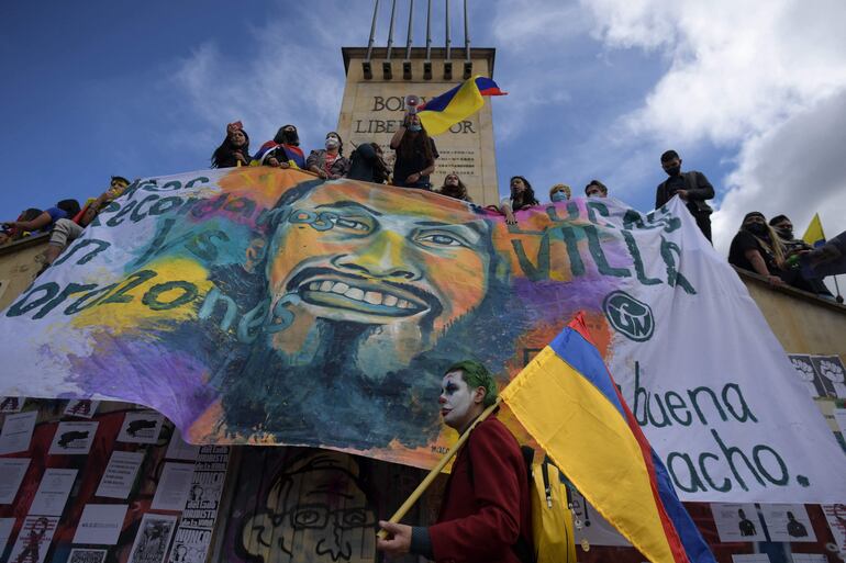 Manifestantes junto a una imagen del activista estudiantil Luis Villa, quien murió tras haber recibido ocho disparos en una protesta contra el Gobierno del presidente colombiano Iván Duque.