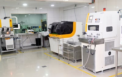 Laboratorio con tecnología digital para la fabricación personalizada de lentes multifocales.