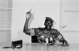 El capitán Thomas Sankara, presidente de Burkina Faso brinda una conferencia de prensa en 1986.
