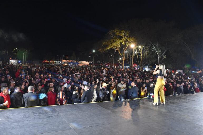 Numeroso público participó del Festival Canto a Villa Florida, que tuvo lugar el sábado a la noche en la plaza Rosa Mística.