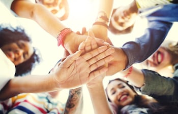 Imagen de referencia de un grupo de amigos. En un grupo primario los miembros tienen una relación cordial estrecha y frecuente. Comprende la familia y amigos.