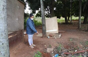 Una de las vecina muestra el sitio donde hallaron sin vida al "abuelito" como lo conocían cariñosamente.