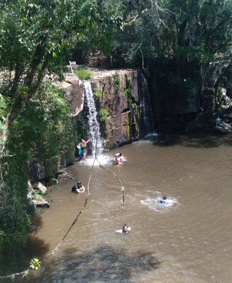 Las familias llegan al parque nacional de Ybycuí para disfrutar de sus cristalinas aguas.