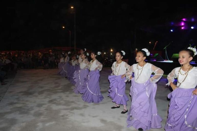 Integrantes de la escuela municipal de danzas de Fuerte Olimpo.