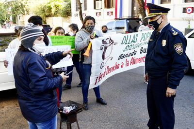La Policía de la Comisaría Tercera se acercó al lugar para resguardar la institución estatal, y asegurar una manifestación pacífica.