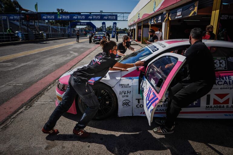 El automovilismo argentino, tradicionalmente dominado por hombres, tiene desde este año un nuevo integrante que compite en la categoría Top Race Junior: el Vitarti Girl's Team, el primer equipo conformado totalmente por mujeres.