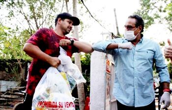 Un mes atrás, el gobernador de Central, Hugo Javier González (cartista), repartía los kits de alimentos.