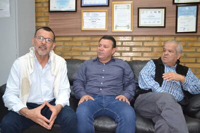 El docente paraguayo Isidro Guerrero, primero de la izquierda, en compañía del ex intendente de San Juan Nepomuceno, Orlando Rojas (centro) y Milciades Ojeda, miembro del directorio del PLRA en el exterior.