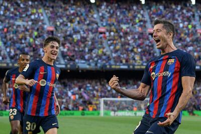 Robert Lewandowski (d) celebra con su compañero Gavi tras anotar el primer gol para el Barcelona  ante Valladolid.