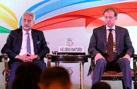 El ministro de Industria y Comercio ruso, Denis Valentinovich Manturov (d) y el ministro de Exteriores de la India, Subrahmanyam Jaishankar en Nueva Delhi, India. (EFE)