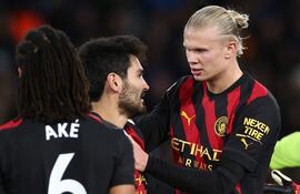 Erling Haaland (R) e Ilkay Gundogan (C) del Manchester City reaccionan durante el partido de fútbol de la Premier League inglesa entre el Leeds United y el Manchester City en Leeds, Gran Bretaña, el 28 de diciembre de 2022.