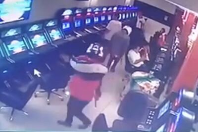 Imágenes del circuito cerrado del casino California, en Pedro Juan Caballero. Se ve a los delincuentes con cascos y armas en mano.