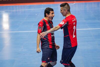 Jorge Espinoza y Yulian Díaz, dos de los goleadores azulgranas, celebran la victoria en Baires.