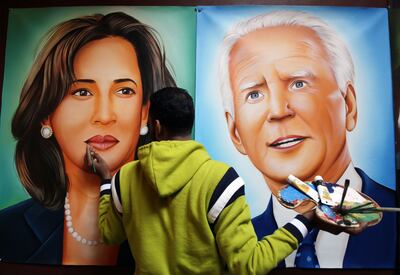 El artista indio Jagjot Singh Rubal da los toques finales a un mural con la imagen de la futura vicepresidenta de Estados Unidos, Kamala Harris y el presidente electo Joe Biden.