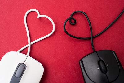 La primera señal de alarma es cuando siempre hay excusas para un encuentro, la segunda es cuando el supuesto gran amor aduce tener problemas en el extranjero y necesitar dinero.