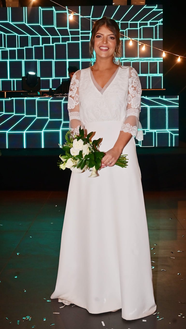 La novia lució hermosa con un vestido de líneas románticas que fue diseñado y confeccionado por Rossana Mazó.