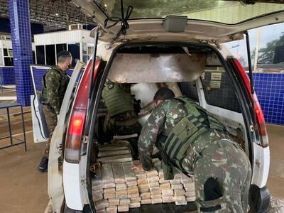 Uno de los vehículos incautados con droga en la cabecera del Puente de la Amistad.