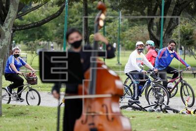 Un importante grupo de personas acudió de los parques y las ciclovías de Bogotá en el primer día de apertura de estos sitios que permanecieron cerrados cinco meses por la cuarentena.