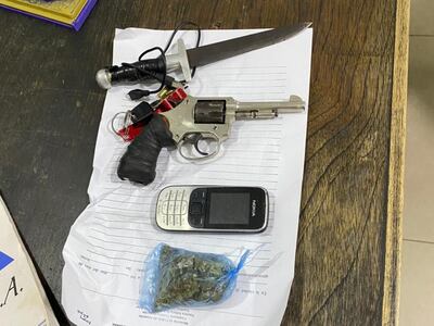 Del poder de los jóvenes se incautó un arma de fuego, un puñal y marihuana.