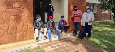 Los campesinos se encadenaron frente a la Gobernación de Misiones.