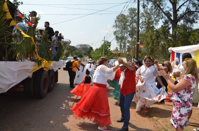 Bullicio y color en las calles de Guarambaré en víspera de la fiesta patronal 