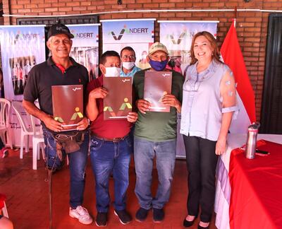 Los beneficiarios de la Reforma Agraria posan con sus ansiados títulos de propiedad,