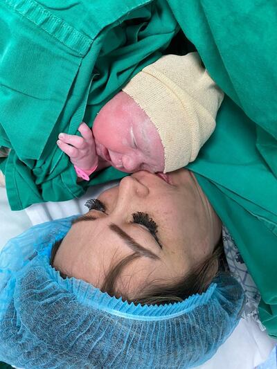 El esperado momento del tierno encuentro cara a carita. Letizia Medina y Josefina Leonor en una postal llena de amor.