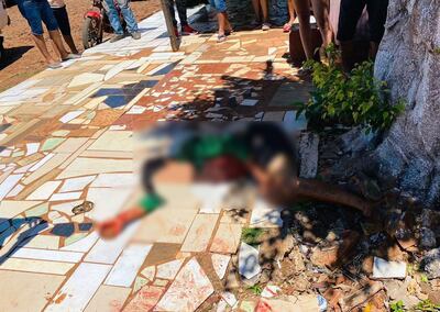 El joven cayó herido en la vereda de una vivienda luego de a pelea con otros dos hombres.