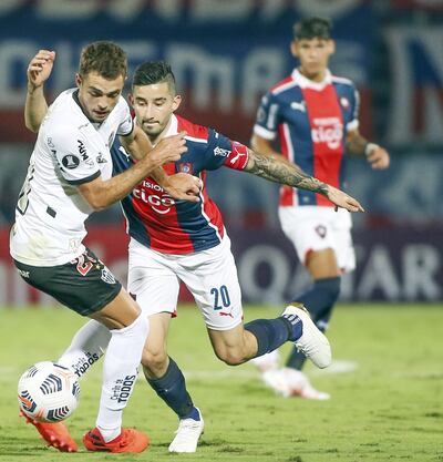 El capitán azulgrana Mathías Villasanti en la pelea por la pelota con el brasileño Hyoran.