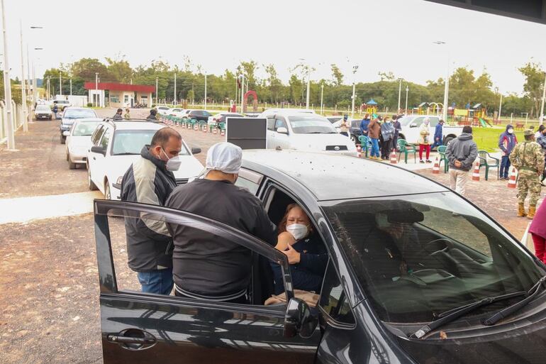 Pese a la inclemencia la gente llega al Centro Vacunatorio de Paraguarí